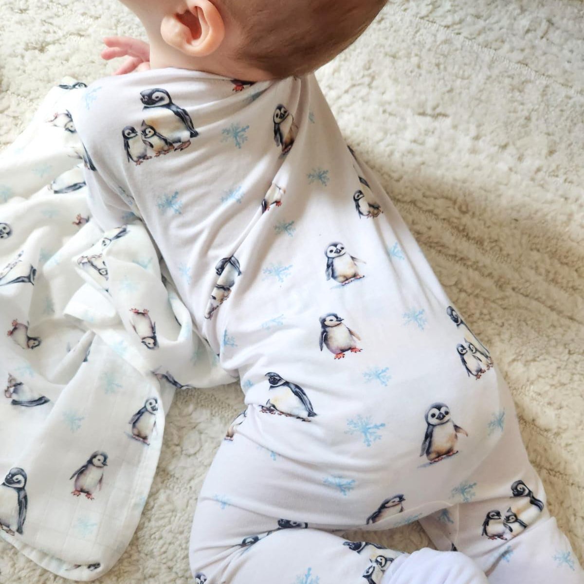 אוברול במבוק לתינוק- פינגווין