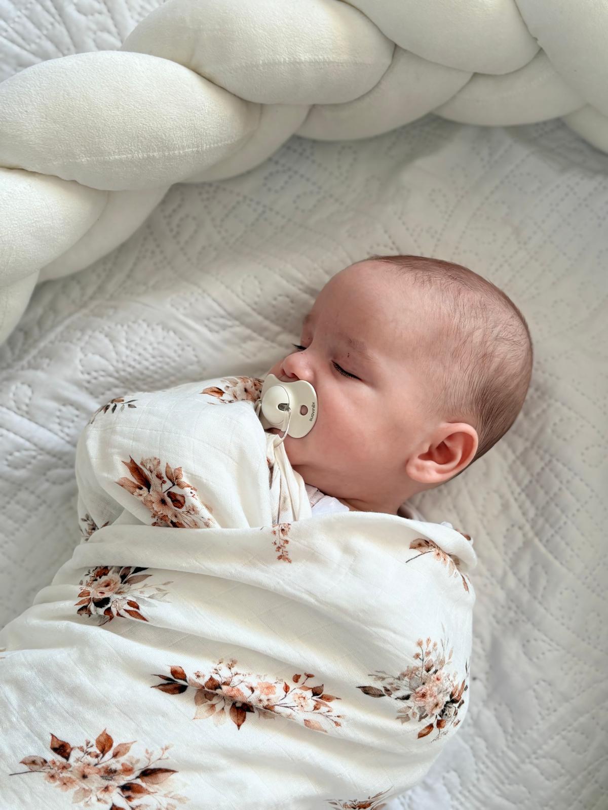 תינוק עטוף בחיתול SwaddleSnaps